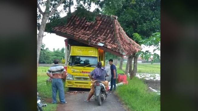 Truk yang melintas di jalan kampung bikin geger warga (Facebook)