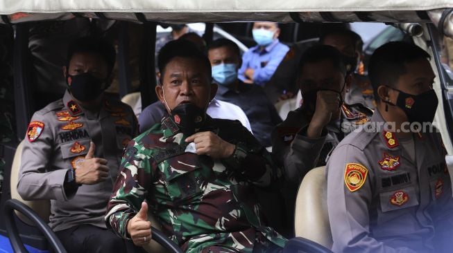 Pangdam Jaya Mayjen TNI Dudung Abdur bergegas usai memberikan keterangan pers terkait kasus penyerangan anggota kepolisian di Polda Metro Jaya, Jakarta, Senin (7/12/2020). [Suara.com/Angga Budhiyanto]