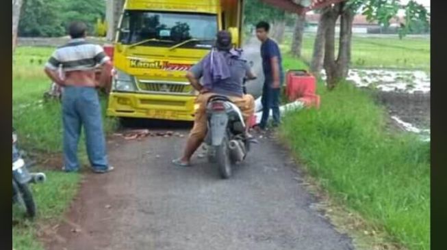 Potret Truk Nekat Lewat Jalan Kampung Bikin Geger, Endingnya Mengenaskan