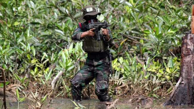 Pasukan Marinir melaksanakan latihan tempur di Kampung pesisir Wonosobo, Kabupaten Sorong, Papua Barat, Selasa (8/12/2020).  [ANTARA FOTO/Olha Mulalinda]
