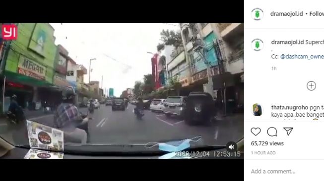 Disenggol Ibu-Ibu di Jalan Solo, Pengemudi Mobil Ini Bikin Warganet Salut