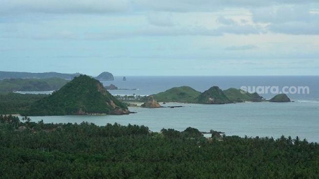 Kawasan Pantai Mawun dan Tanjung Aan dipandang dari ruas jalan setelah meninggalkan kawasan wisata desa Sasak Rembitan [Suara.com/CNR ukirsari].