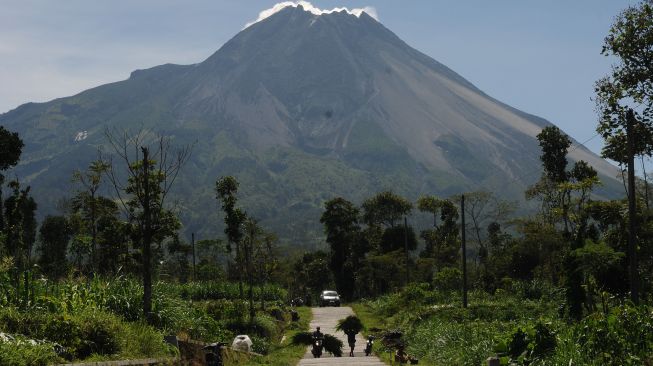 Gunung Merapi Luncurkan Guguran Material Sejauh 1,5 Km