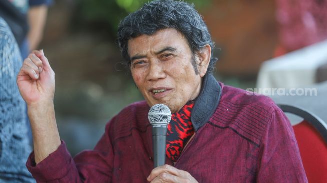 Ekspresi Pedangdut Rhoma Irama ketika menjawab pertanyaan awak media saat perayaan 50 tahun berkarya dengan Soneta Grup di Depok, Jawa Barat, Selasa (8/12). [Suara.com/Alfian Winanto]