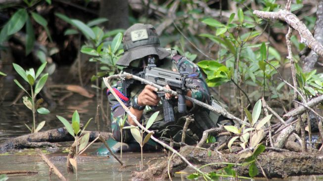 Pasukan Marinir melaksanakan latihan tempur di Kampung pesisir Wonosobo, Kabupaten Sorong, Papua Barat, Selasa (8/12/2020).  [ANTARA FOTO/Olha Mulalinda]
