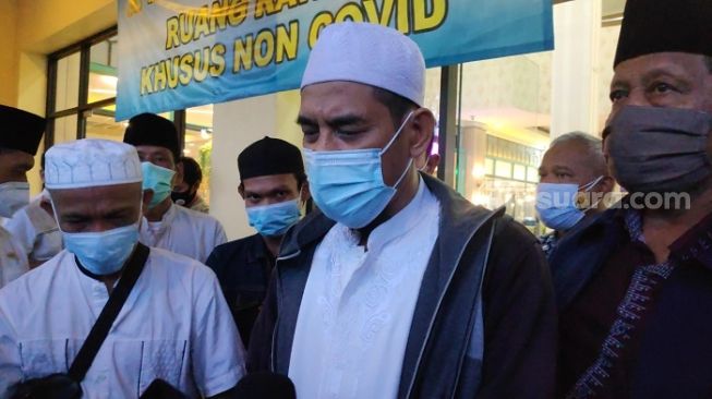 Pihak keluarga saat hendak membawa pulang jenazah laskar FPI pengawal Rizieq di RS Polri. (Suara.com/Bagaskara)