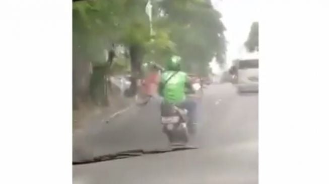 Viral Perjuangan Ojol Antarkan Barang, Publik: Yang Order Jahat Banget