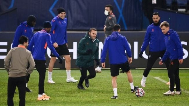 Pelatih Istanbul Basaksehir Okan Buruk memimpin sesi latihan jelang matchday enam Grup H Liga Champions kontra PSG di Parc des Princes, Selasa (7/12/2020). [AFP]