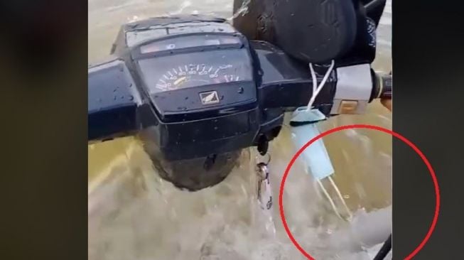 Ini dia rahasia kenapa motor bisa berjalan di jalanan yang terendam banjir  (TikTok)