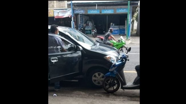 Parkir sembarangan, pemobil ini harus dibikin pusing saat mengeluarkan mobilnya (Facebook)