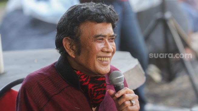 Tawa hiasi wajah Pedangdut Rhoma Irama ketika ditemui saat perayaan 50 tahun berkarya dengan Soneta Grup di Depok, Jawa Barat, Selasa (8/12). [Suara.com/Alfian Winanto]