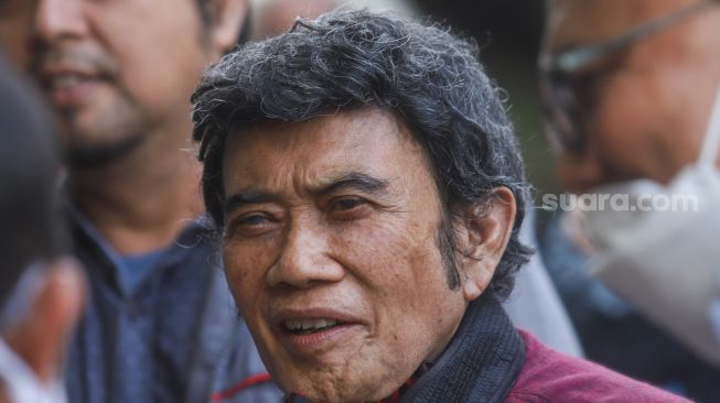 Foto close up wajah Pedangdut Rhoma Irama ketika ditemui saat perayaan 50 tahun berkarya dengan Soneta Grup di Depok, Jawa Barat, Selasa (8/12). [Suara.com/Alfian Winanto]