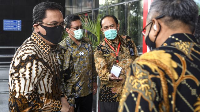 Ketua Badan Pemeriksa Keuangan (BPK) Agung Firman Sampurna (tengah) tiba untuk menjalani pemeriksaan di gedung Komisi Pemberantasan Korupsi (KPK), Jakarta, Selasa (8/12/2020). [ANTARA FOTO/M Risyal Hidayat]