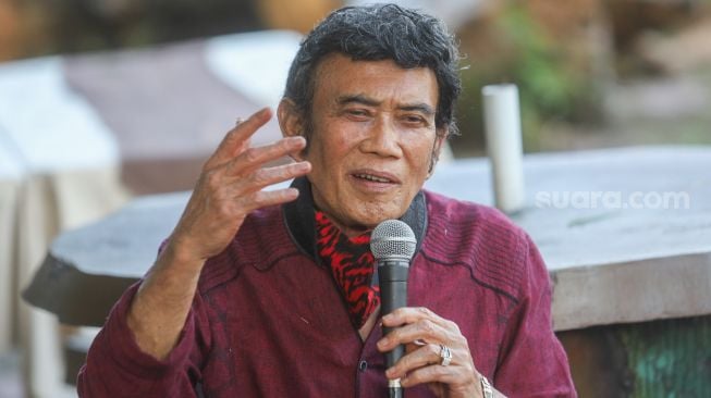 Ekspresi Pedangdut Rhoma Irama ketika menjawab pertanyaan awak media saat perayaan 50 tahun berkarya dengan Soneta Grup di Depok, Jawa Barat, Selasa (8/12). [Suara.com/Alfian Winanto]