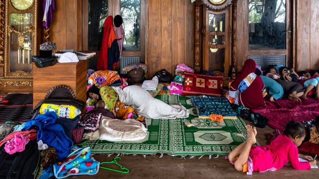 Sejumlah warga mengungsi di sebuah masjid akibat rumah mereka rusak diterjang ombak di Desa Bedono, Sayung, Demak, Jawa Tengah, Selasa (8/12/2020). [ANTARA FOTO/Aji Styawan]
