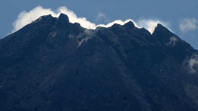 Puncak Gunung Merapi yang mengeluarkan asap putih terlihat dari wilayah Tlogolele, Selo, Boyolali, Jawa Tengah, Selasa (8/12/2020).  [ANTARA FOTO/Aloysius Jarot Nugroho]