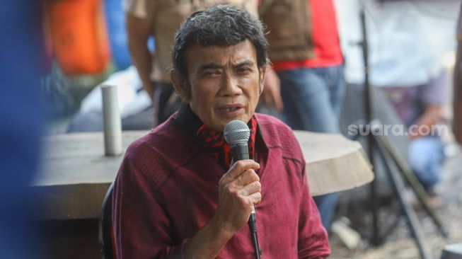 Pedangdut Rhoma Irama ketika ditemui awak media saat perayaan 50 tahun berkarya dengan Soneta Grup di Depok, Jawa Barat, Selasa (8/12). [Suara.com/Alfian Winanto]