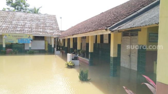 Kondisi SDN 3 Cibungur, Kecamatan Sukaresmi, Kabupaten Pandeglang, terendam banjir, Selasa (8/12/2020). [Suara.com/Saepulloh]