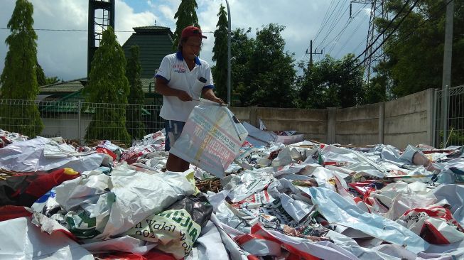 Bawaslu Kewalahan, Keluhkan 2 Ton Sampah APK Paslon Pilkada Surabaya