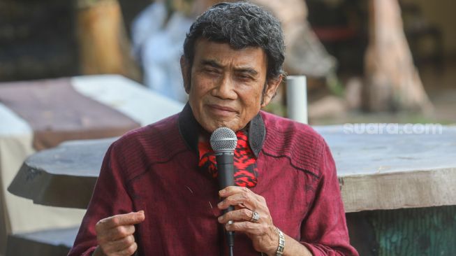 Ekspresi Pedangdut Rhoma Irama ketika menjawab pertanyaan awak media saat perayaan 50 tahun berkarya dengan Soneta Grup di Depok, Jawa Barat, Selasa (8/12). [Suara.com/Alfian Winanto]