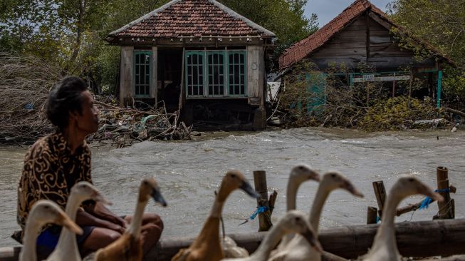 Warga melihat sejumlah rumah rusak akibat terjangan ombak di Desa Bedono, Sayung, Demak, Jawa Tengah, Selasa (8/12/2020). [ANTARA FOTO/Aji Styawan]