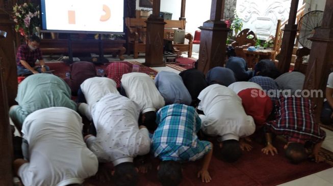 Sujud Syukur, Hendrar Prihadi Klaim Menang Lawan Kotak Kosong