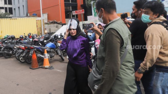 Aktris Asha Shara berjalan meninggalkan awak media saat ditemui di Kawasan Tendean, Jakarta Selatan, Rabu (9/12). [Suara.com/Alfian Winanto]