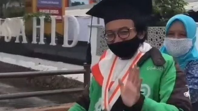 Viral Potret Penuh Haru Driver Ojol Wisuda Drive Thru Boyong Sang Ibu