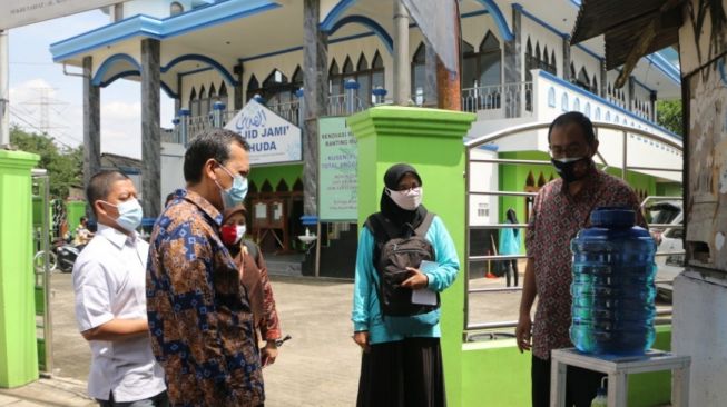 Edukasi perilaku hidup sehat sesuai Pedoman Pemberdayaan Masyarakat dalam Pencegahan Covid-19 di RT/RW/Desa. (Dok : Kemenkes)