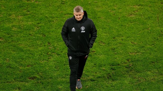 Manajer Manchester United Ole Gunnar Solskjaer usai timnya dipastikan gagal lolos ke babak 16 besar Liga Champions setelah kalah 2-3 dari RB Leipzig di matchday terakhir Grup H, Rabu (9/12/2020). [Odd ANDERSEN / AFP / POOL]