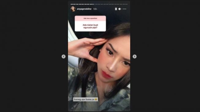 Anya Geraldine merasa kesal saat diminta mengecilkan pipi. (Instagram/@anyageraldine)