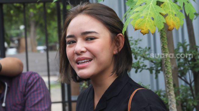 Senyum Amanda Manopo ketika ditemui awak media di Kawasan Tendean, Jakarta Selatan, Rabu (9/12). [Suara.com/Alfian Winanto]