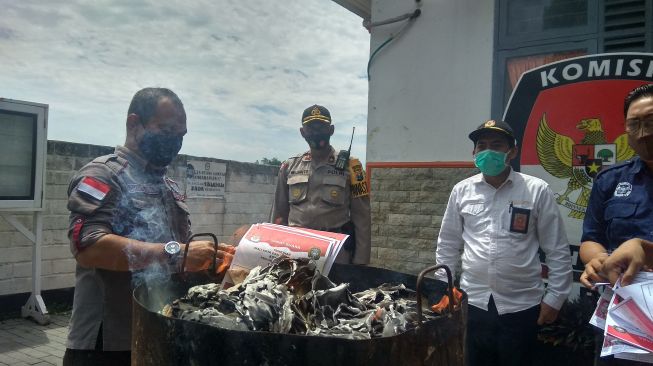 KPU Kota Blitar Bakar Surat Suara Rusak, TPS Mobile Juga Disiapkan