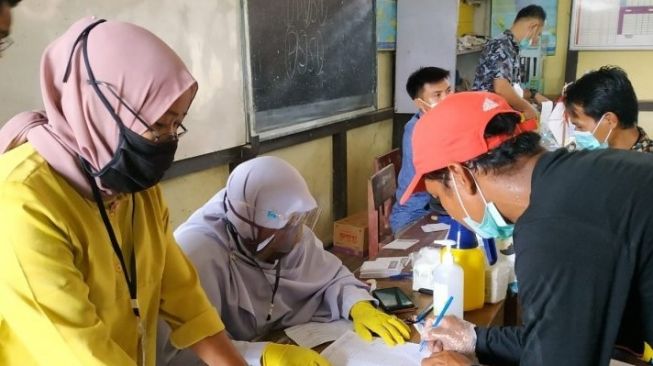 Warga Teluk Barak Kapuas Hulu antusias datangi TPS dengan menerapkan protokol kesehatan (Antara/Timotius)