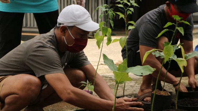 Edukasi perilaku hidup sehat sesuai Pedoman Pemberdayaan Masyarakat dalam Pencegahan Covid-19 di RT/RW/Desa. (Dok : Kemenkes)