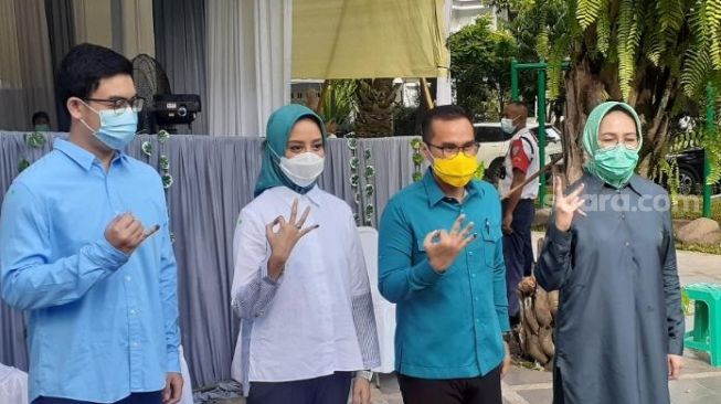 (Dari kiri) Ghifari Al Chusaeri Wardana (putra Airin), Raden Roro Truetami Ajeng Soediutomo, calon Wakil Wali Kota Tangsel nomor urut 3 Pilar Saga Ichsan, dan Wali Kota Tangsel Airin Rachmi Diany usai mencoblos di TPS 24 Sutera Narada, Pakulonan, Serpong Utara, Rabu (9/12/2020). [Suara.com/Wivy]