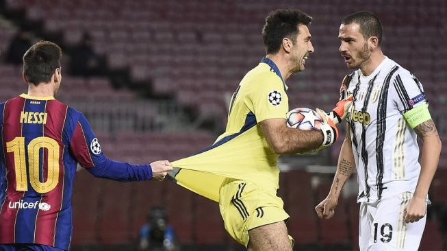 Penyerang Barcelona Lionel Messi menarik jersey kiper Juventus Gianluigi Buffon dalam matchday terakhir Grup G Liga Champions di Camp Nou, Rabu (9/12/2020). [Josep LAGO / AFP]