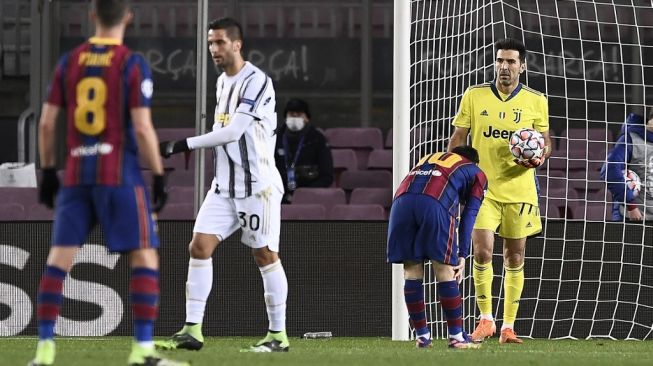 Penyerang Barcelona Lionel Messi terlihat frustasi dihadapan kiper Juventus Gianluigi Buffon dalam matchday terakhir Grup G Liga Champions di Camp Nou, Rabu (9/12/2020). [Josep LAGO / AFP]