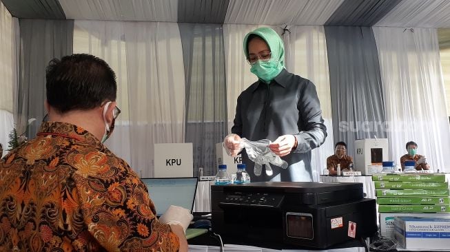 Wali Kota Tangerang Selatan Airin Rachmi Diany menggunakan hak pilihnya dalam Pilkada Tangsel 2020 di TPS 24 Sutera Narada, Pakulonan, Serpong Utara, Rabu (9/12/2020). [Suara.com/Wivy]