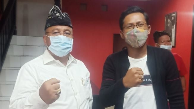 Sekretaris DPC PDI Perjuangan Kabupaten Badung, Putu Parwata dan Made pendukung Giri-Asa. (Suara.com/Silfa)