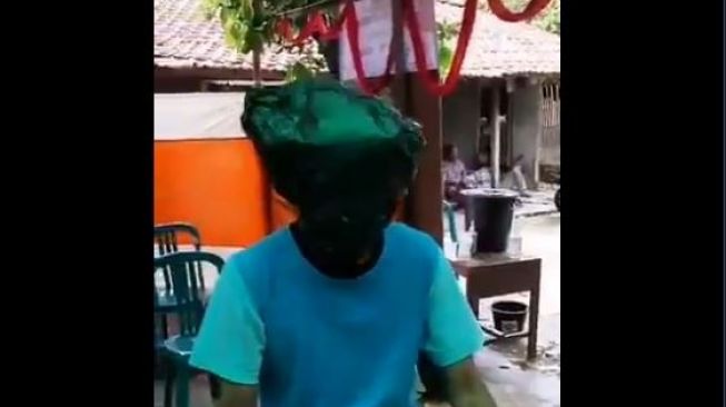 Viral Pria ke TPS Pakai Kresek Gegara Tak Ada Masker, Begini Jadinya