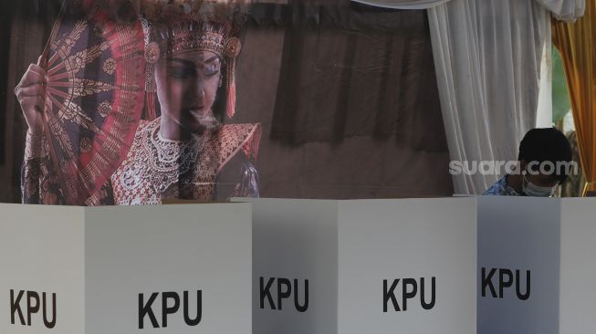 Warga menggunakan hak pilihnya di TPS 33, Kampung Benda Barat, Kelurahan Cipayung, Kota Depok, Jawa Barat, Rabu (9/12/2020). [Suara.com/Angga Budhiyanto]