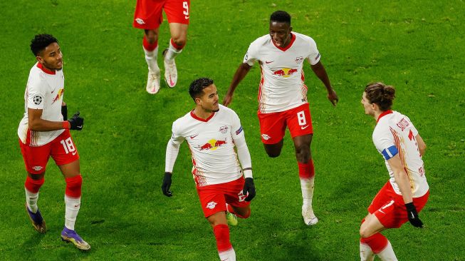 Penyerang Leipzig Justin Kluivert merayakan golnya bersama rekan satu timnya selama  selama pertandingan sepak bola Grup H Liga Champions UEFA RB Leipzig melawan Manchester United di Leipzig, Jerman, Rabu (9/12) dini hari WIB. [ANDERSEN / AFP / POOL Ganjil]