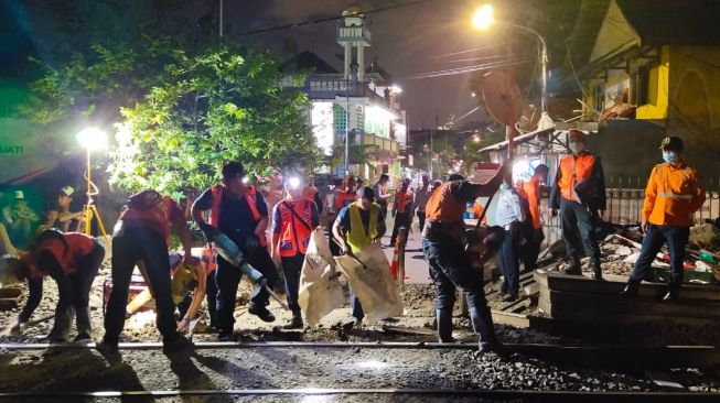 KAI Tutup Perlintasan Kereta Liar Stasiun Kramat - Pondok Jati