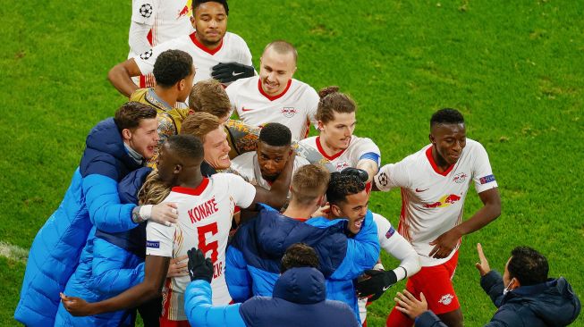 Penyerang Leipzig Justin Kluivert merayakan golnya bersama rekan satu timnya selama  selama pertandingan sepak bola Grup H Liga Champions UEFA RB Leipzig melawan Manchester United di Leipzig, Jerman, Rabu (9/12) dini hari WIB. [ANDERSEN / AFP / POOL Ganjil]