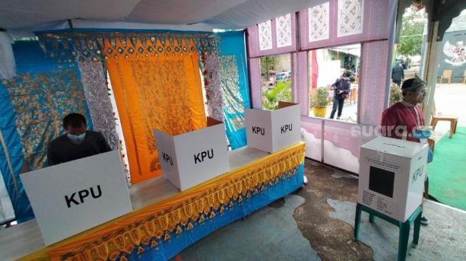 TPS berkonsep rumah adat di RW 6 Kelurahan Cipayung, Kecamatan Cipayung, Kota Depok, Rabu (9/12/2020). [Suara.com/Supriyadi]