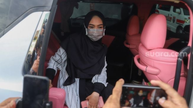 Ria Ricis saat diwawancarai awak media dari dalam mobilnya di Kawasan Tendean, Jakarta Selatan, Rabu (9/12). [Suara.com/Alfian Winanto]