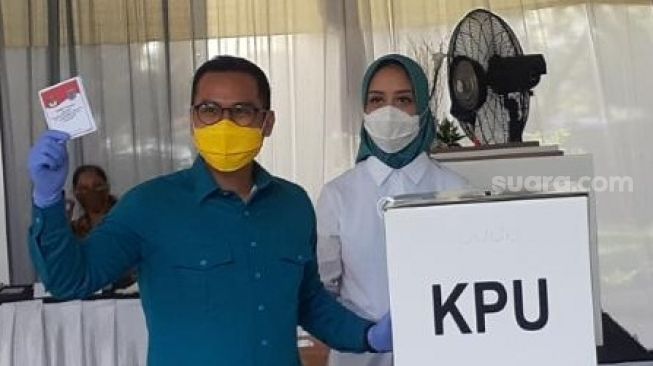 Calon Wakil Wali Kota Tangsel nomor urut 3 Pilar Saga Ichsan bersama istrinya mencoblos di TPS 24 Sutera Narada, Pakulonan, Serpong Utara, Rabu (9/12/2020). [Suara.com/Wivy]