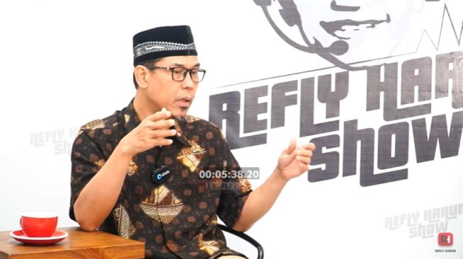 Munarman FPI Berbincang-bincang Dengan Refly Harun (YouTube/ReflyHarun).