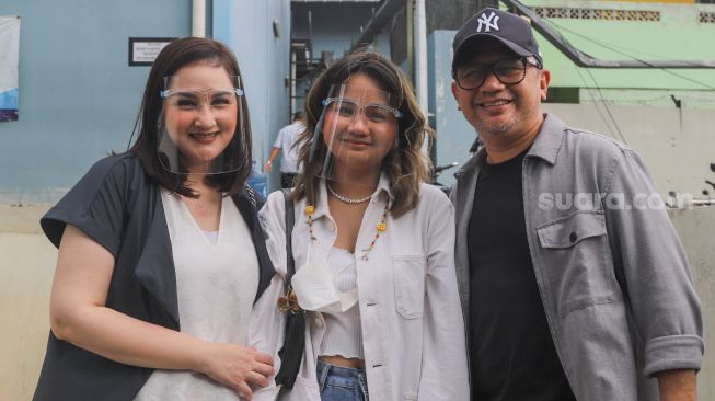 Aktris Mona Ratuliu bersama dengan suami, Indra Brasco dan putrinya, Mima Shafa berpose saat ditemui di Kawasan Tendean, Jakarta Selatan, Rabu (9/12). [Suara.com/Alfian Winanto]